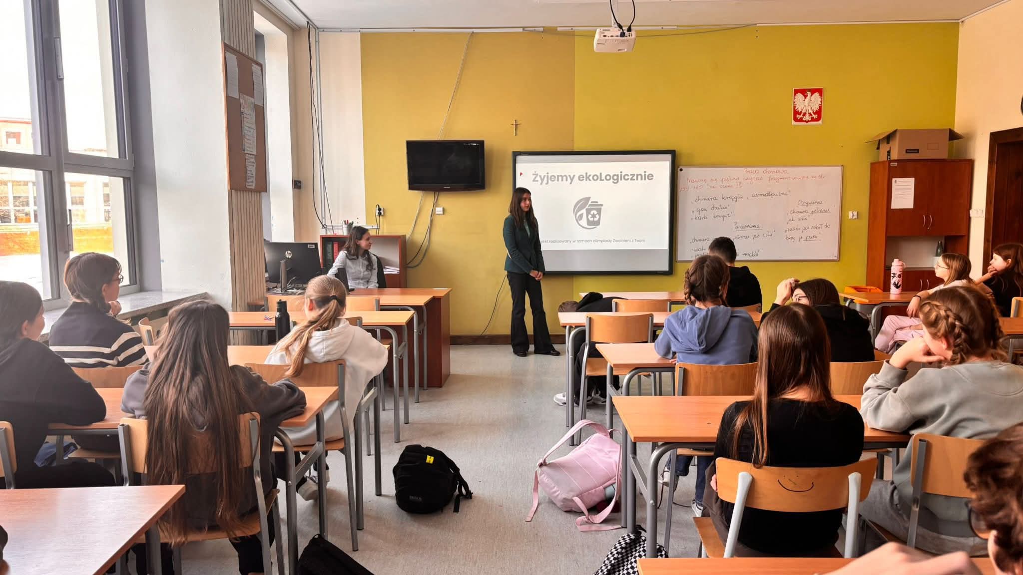 uczennice wygłaszają prezentację w klasie