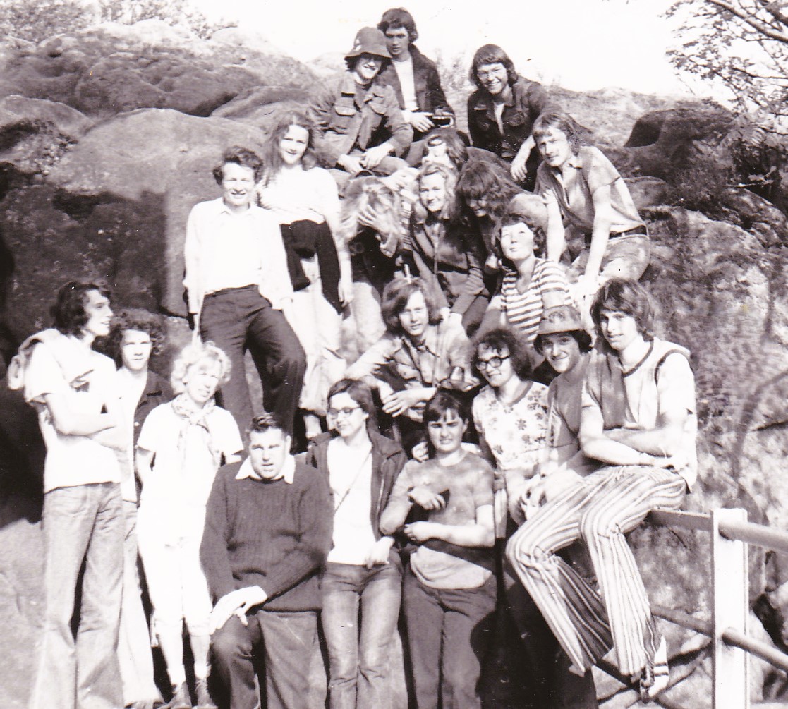 Profesor Jan Fabijański z klasą na wycieczce w górach w roku 1974