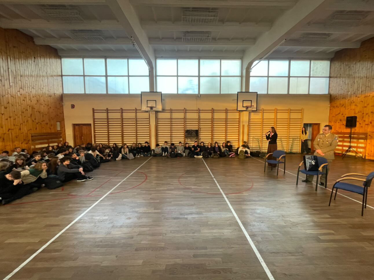 wykład na sali gimnastycznej