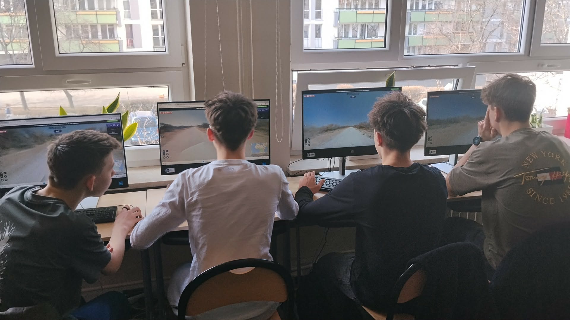 uczniowie podczas rozgrywki