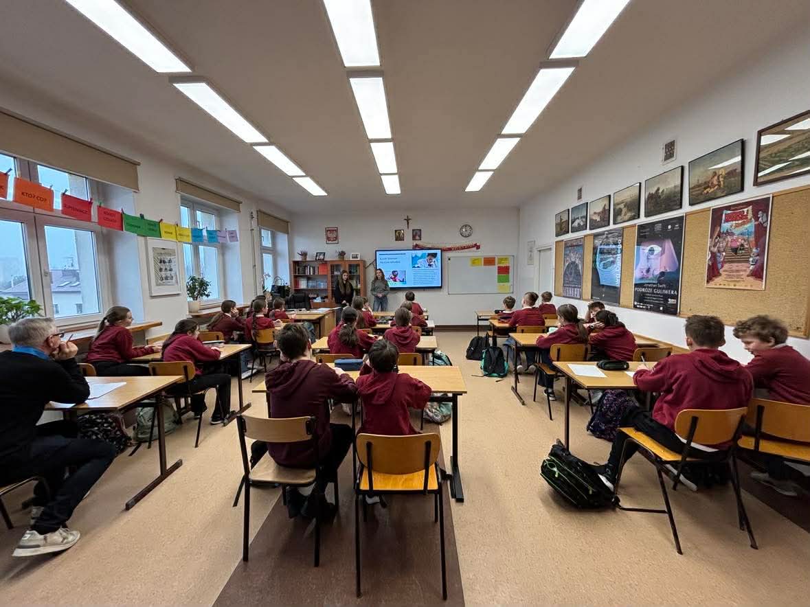 uczniowie szkoły podstawowej podczas zajęć w sali