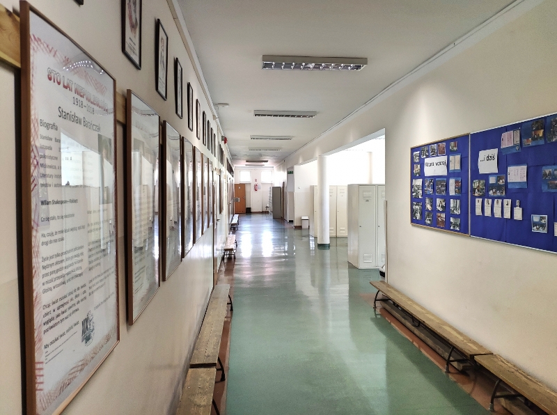 Zdjęcie korytarza szkolnego