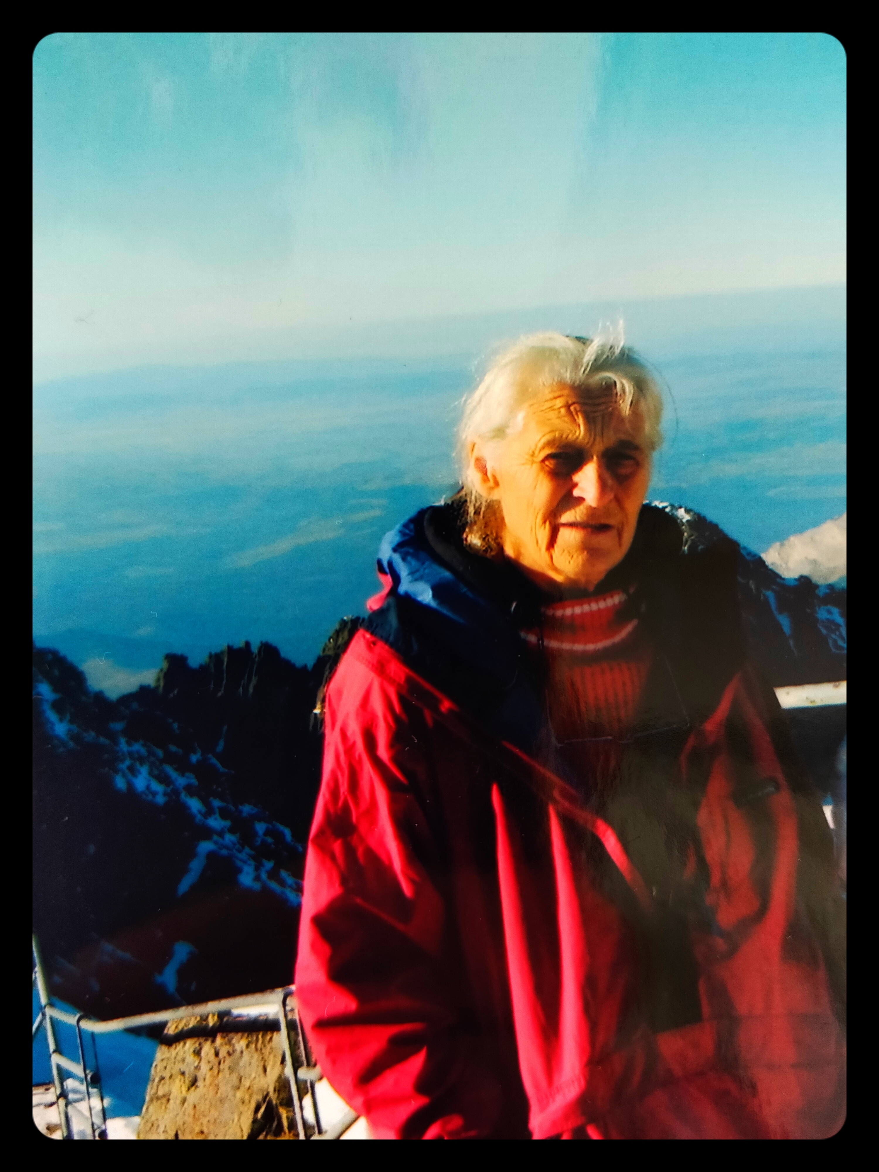 profesor Anna Walenta na tle górskich szczytów