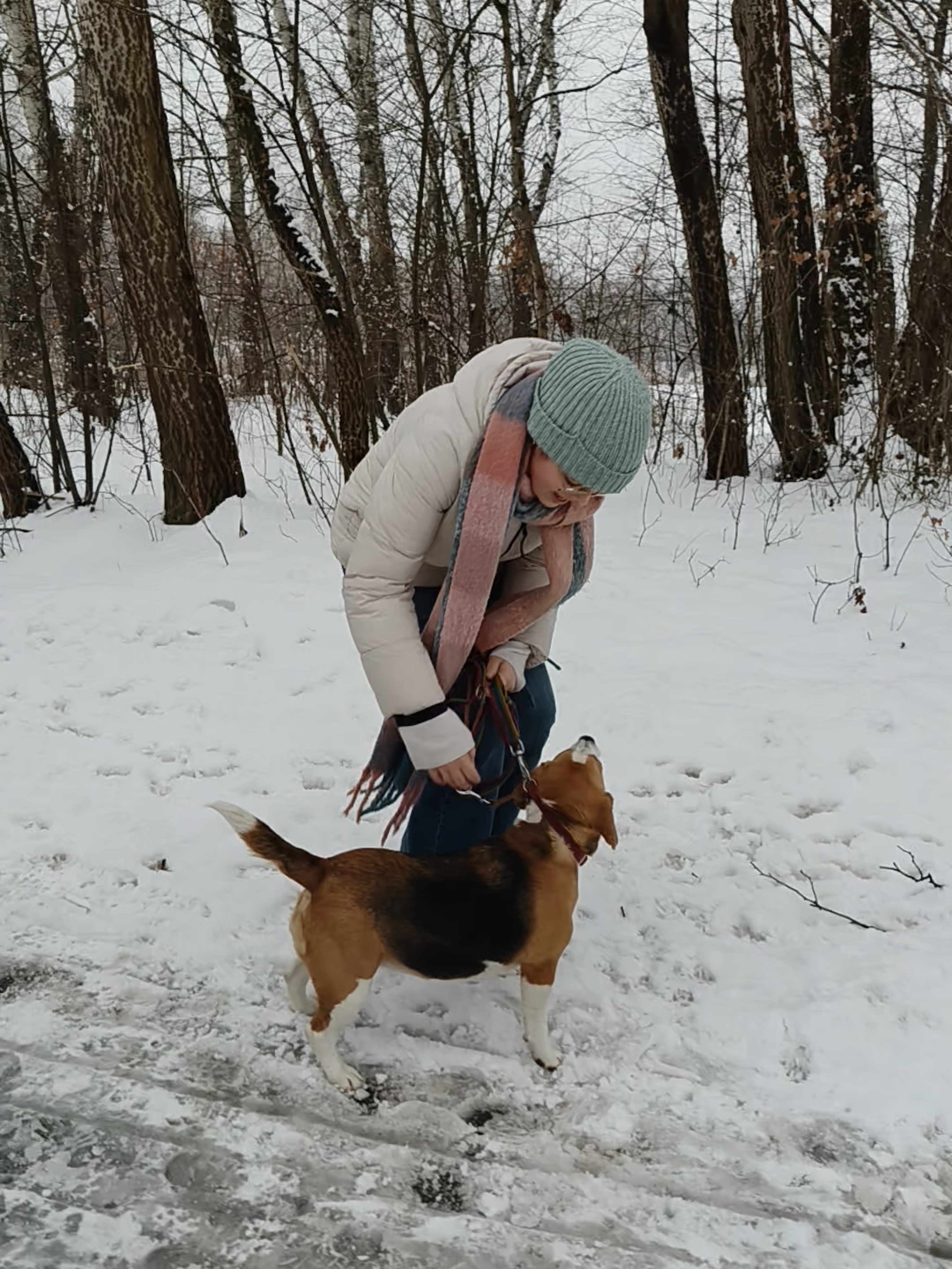 uczennica na spacerze z psem