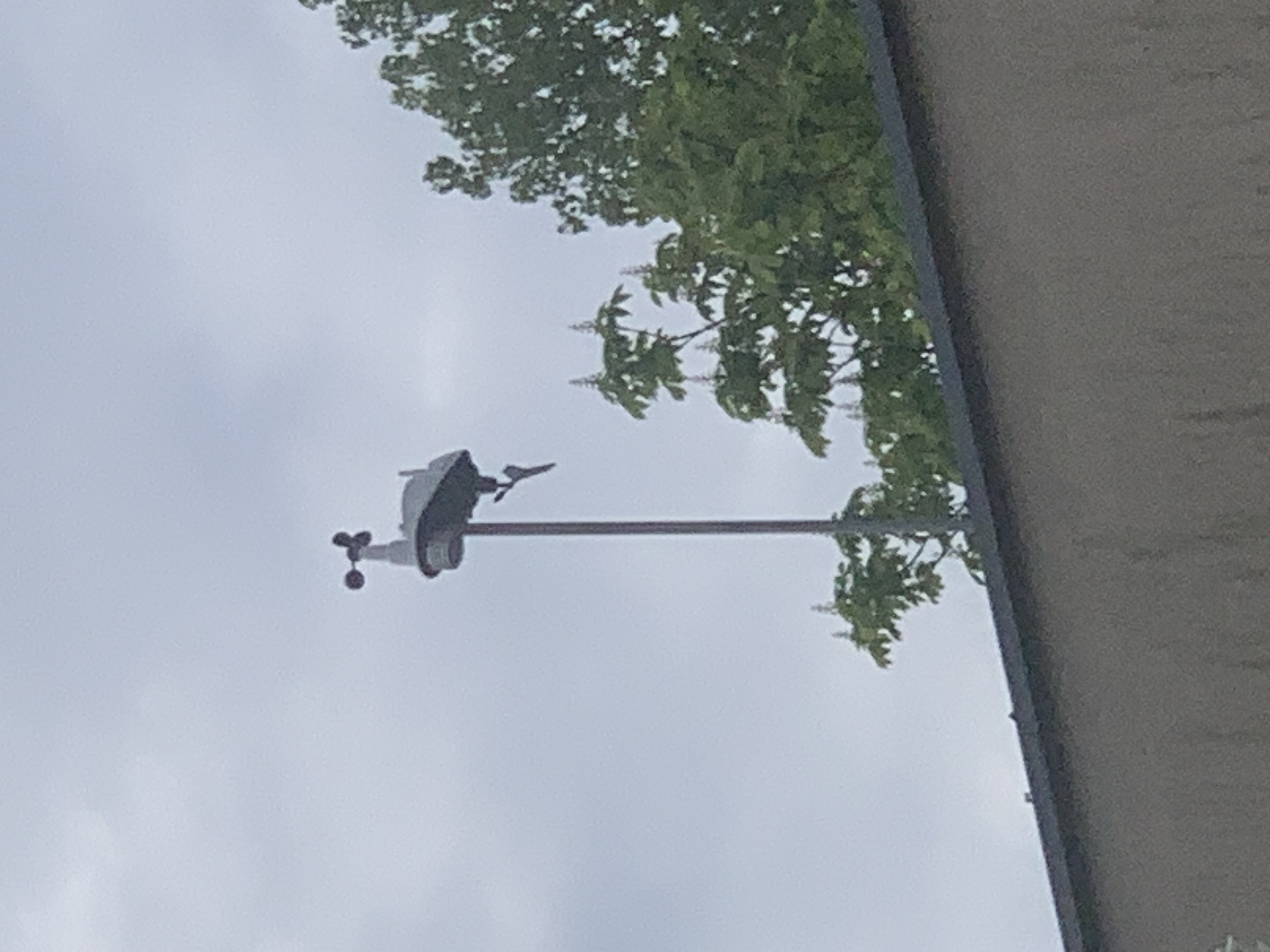 zdjęcie stacji meteorologicznej na dachu szkoły
